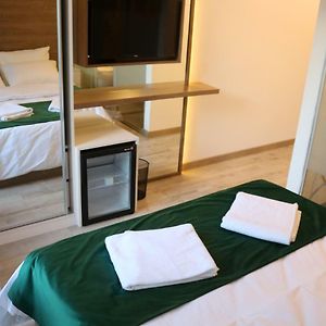 Kamer met een King Size Bed in de Kelder